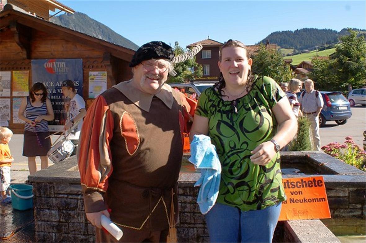 Da steht die frisch gegautschte mit dem Gautschmeister.