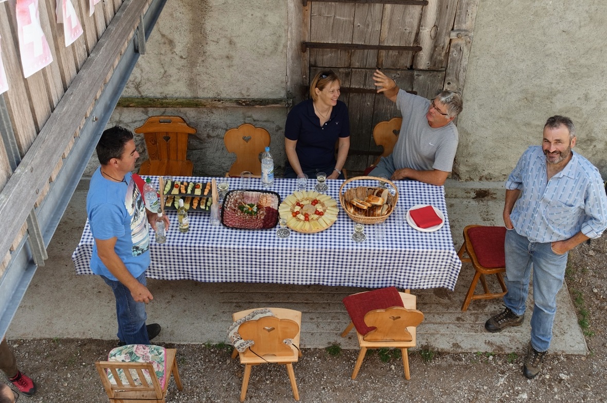 Därstettens Gemeindepräsident Thomas Knutti lud zum reichhaltigen Apéro, was Ari...