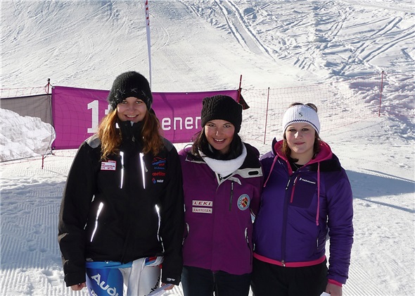 Damen Juniorinnen 2: v.l. 2. Stephanie Marmet, Saanen; 1. Julia Zurbuchen, Habkern; 3. Gaby von Siebenthal, Saanen.