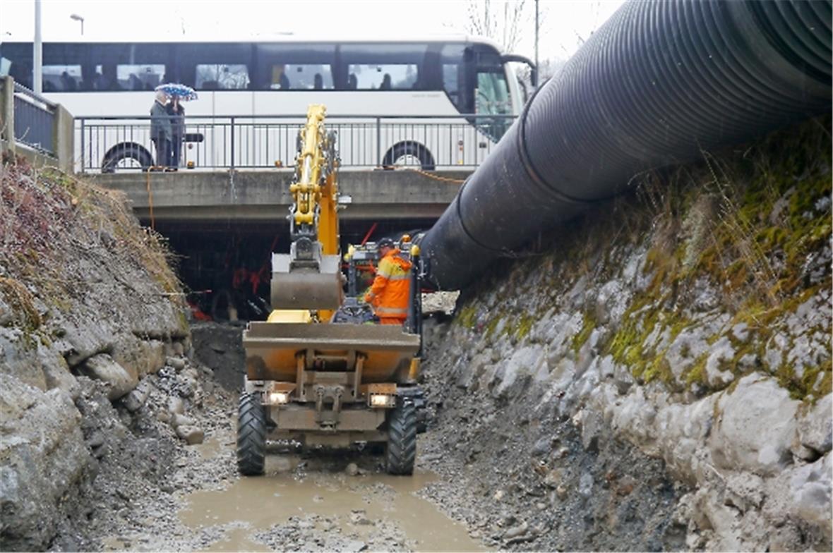Damit auch in Zukunft nach einem Unwetter der Verkehr sicher über die Brücke bei...