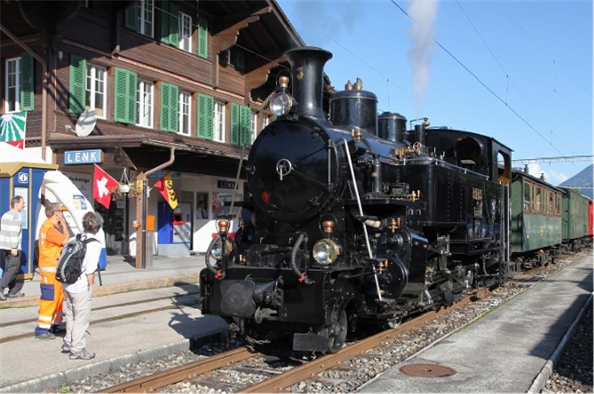 Dampflokomotive B F D 3 mit Nostalgieanhängern an der Lenk