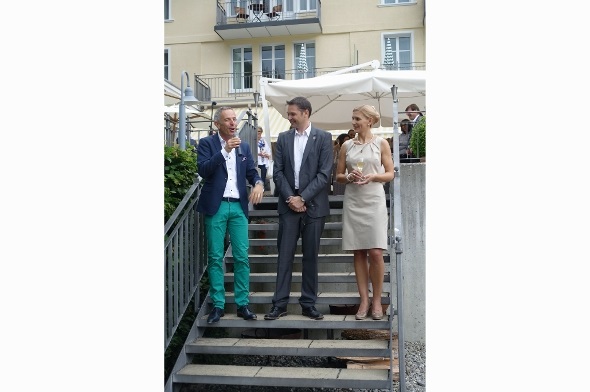 Dani Fohrler begrüsst mit den Lenkerhof-Gastgebern Jan Stiller und Heike Schmidt die Gäste des Eröffnungsanlasses der Davidoff-Saveurs-Genusswochen.