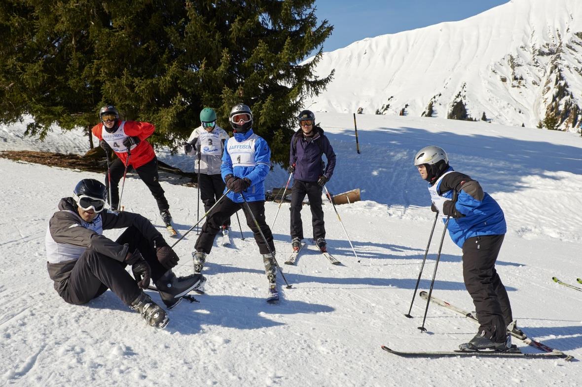 Dani Zeller auf dem Boden sitzend und die anderen davor – endlich im Ziel …