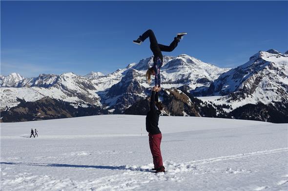 Danica Wagner ist mit Partner Adrian selbst begeisterte Akrobatin und Organisatorin des Acro-Camps an der Lenk.