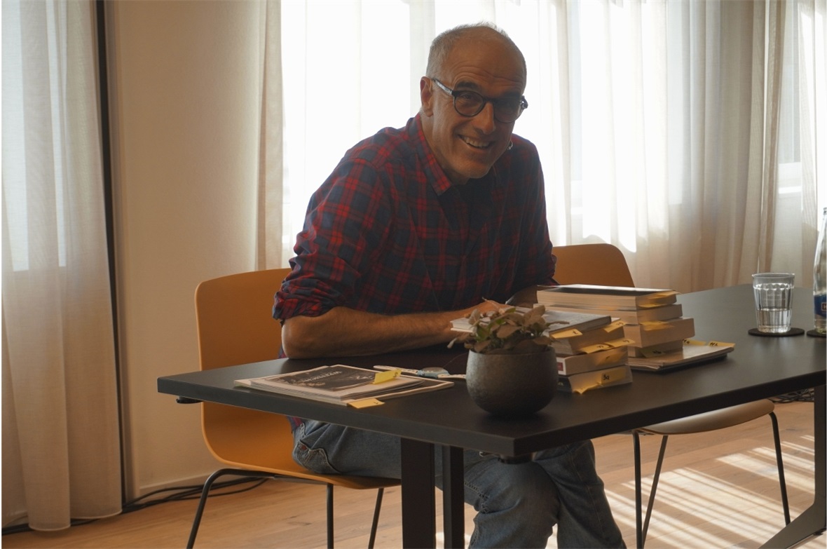 Daniel Anker stellte auf unterhaltsame Art und Weise regionale Kriminalliteratur...