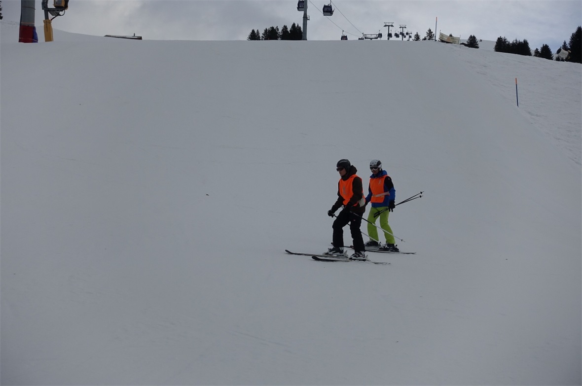 Daniel Borter am Metsch unterwegs mit dem erblindeten Sebastian Sutter. Im Sommer ist der ehemalige Lenkerhof-Direktor auch auf dem Velo als Tandem-Guide unterwegs.