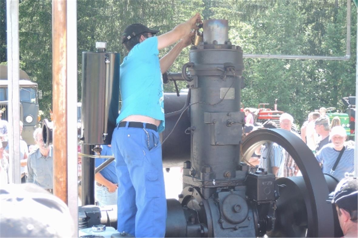 Daniel Gerber beim Vorführen seines Motors.