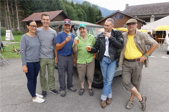 Daniel Hotz, Präsident Land Rover of Switzerland, führte seine einheimischen Gäste Alex Bezzu, Willy Frautschi, Zbären sowie Claude und Gaby Greisler durch die rund 400 ausgestellten Land Rovers.