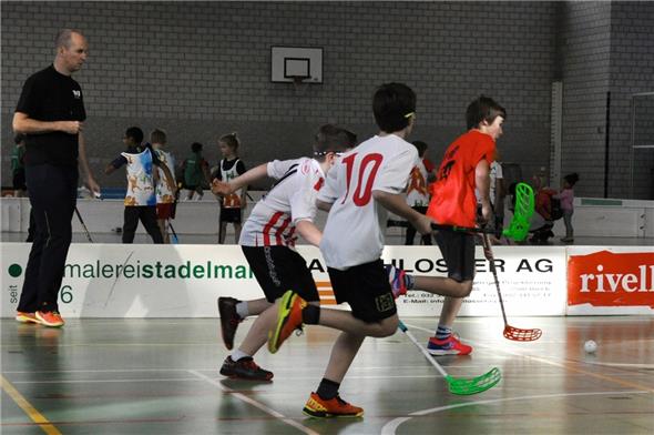 Daniel Hotz vom UHC Reidenbach mit einem Angriff aufs gegnerische Tor.