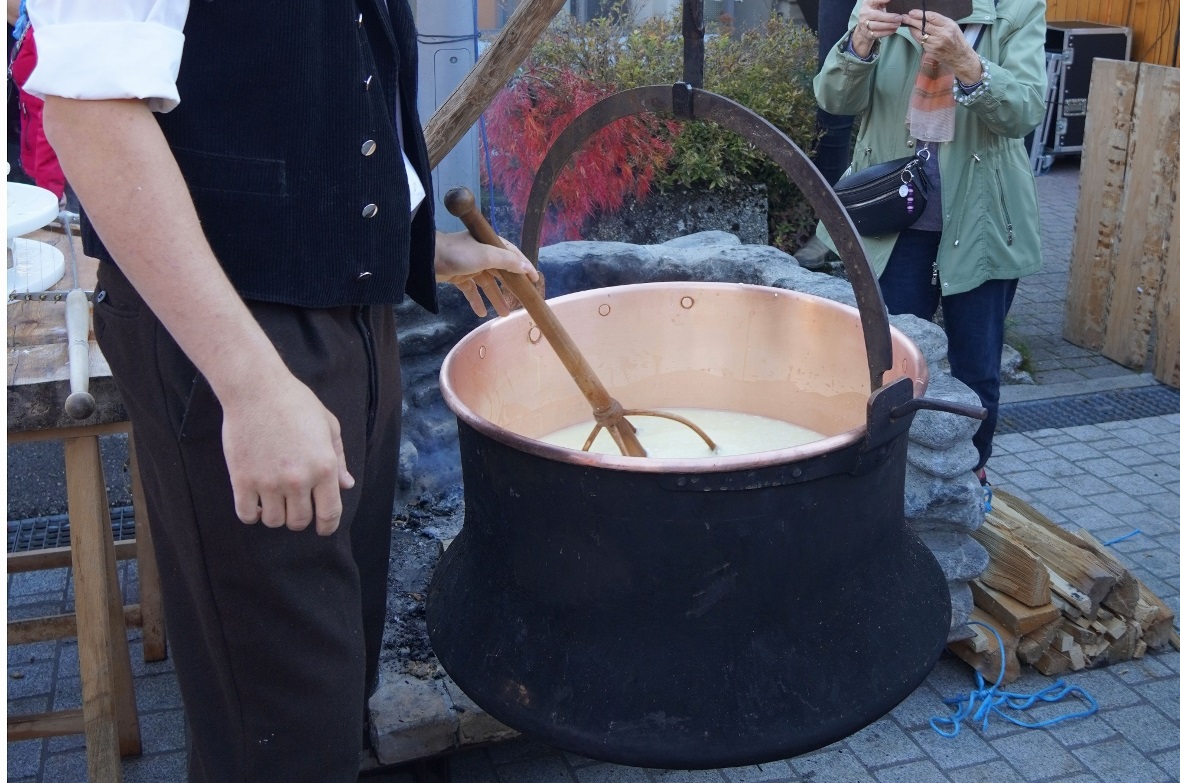 Daniel Klopfenstein zeigte, wie man Käse über dem offenen Feuer produziert.