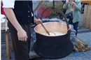 Daniel Klopfenstein zeigte, wie man Käse über dem offenen Feuer produziert.