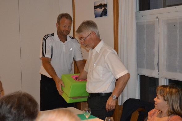 Daniel Kunz war Gerhard Fischer bei der Ziehung der Gewinner behilflich.