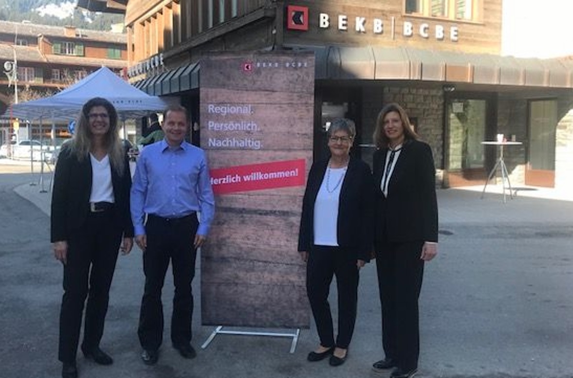 Daniel Reichenbach, Leiter Region Spiez, umrahmt vom Frauen-Trio der BEKB Lenk.