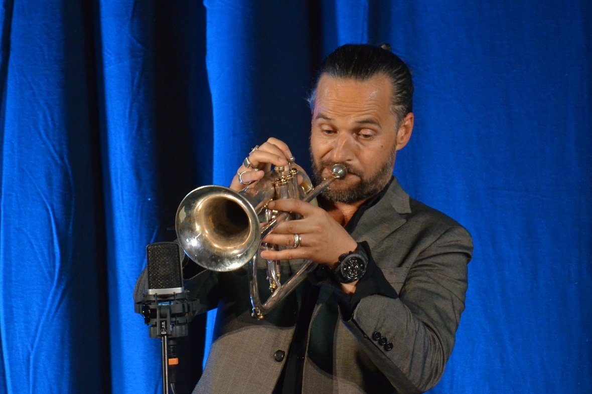 Daniel Woodtli widmete dem Zweisimmen Jazz Club ein eigenes Stück und gab diesem...