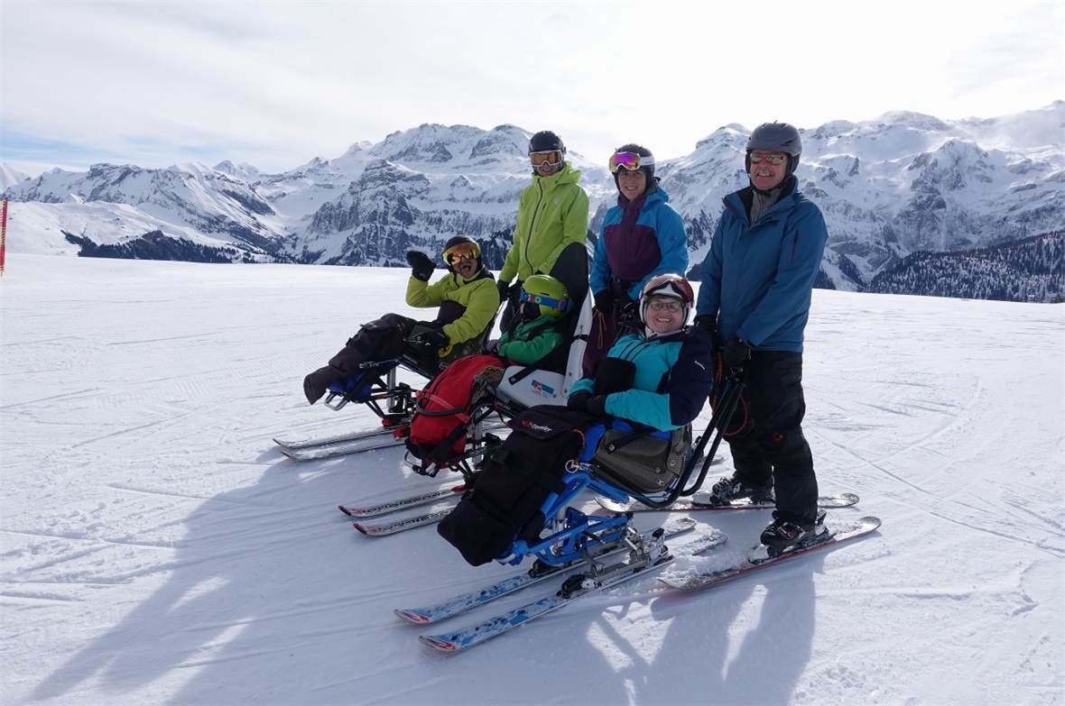 Die unbeschreibliche Freiheit des Skifahrens – auch im Skibob Daniel und Heinz Sahli, Adrian und Nelly Tauss sowie Stephanie und Albert Aegerter am gemeinsamen Skitag.