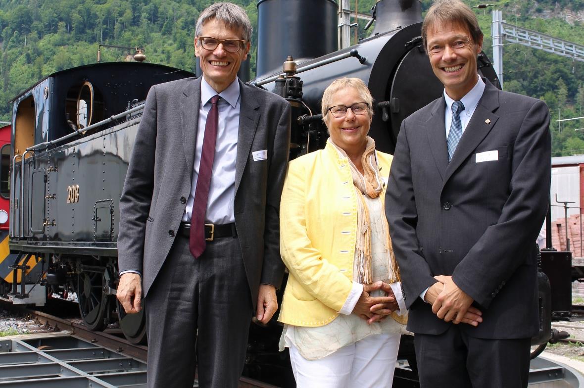 Countdown zum Golden 13. Dezember 2020 Dank der Umspuranlage Zweisimmen wird die umsteigefreie Fahrt Montreux–Luzern bis Interlaken bald Wirklichkeit, zur Freude der Lok G 208, IG-Präsident Karl Vogler (links), Marianne Messerli aus der Lenk und Projektleiter Rob Laan.