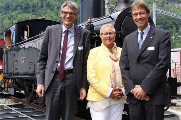 Dank der Umspuranlage Zweisimmen wird die umsteigefreie Fahrt Montreux–Luzern bis Interlaken bald Wirklichkeit, zur Freude der Lok G 208, IG-Präsident Karl Vogler (links), Marianne Messerli aus der Lenk und Projektleiter Rob Laan.