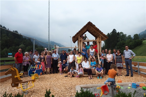 Dank ihnen konnte der neue Spielplatzgebaut werden: Die Sponsoren und die Mitglieder der Projektgruppe Dorfläbe. Die treibenden Kräfte waren Marianne Brügger und Matthias Siegenthaler (beide rechts).