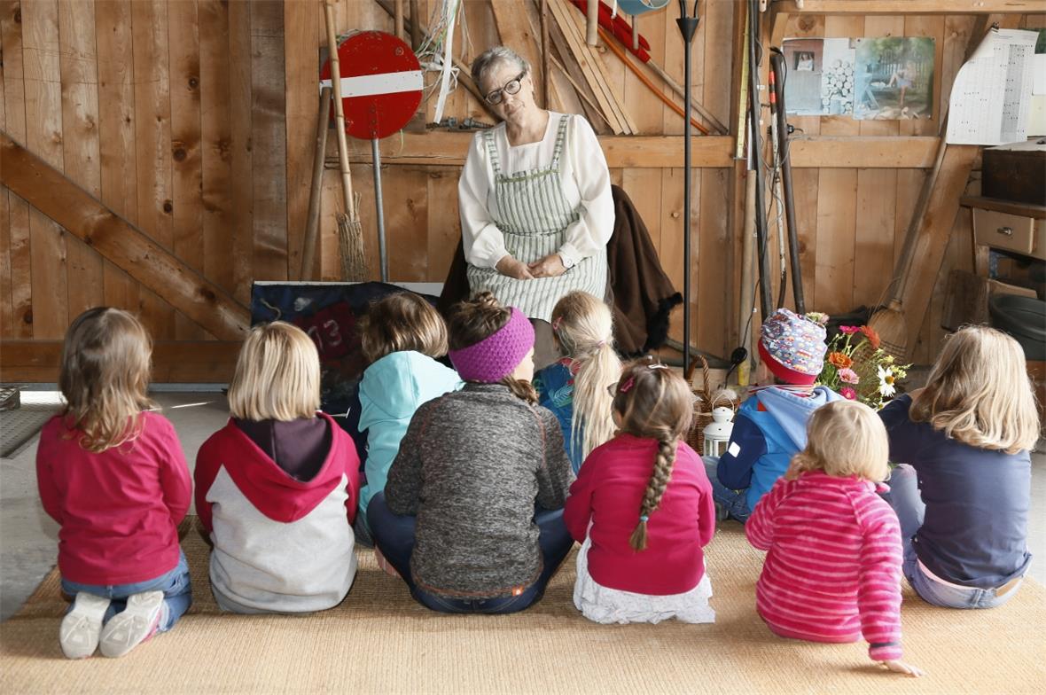 Dankbare Zuhörer bei Jim Knopfs Geschichten.