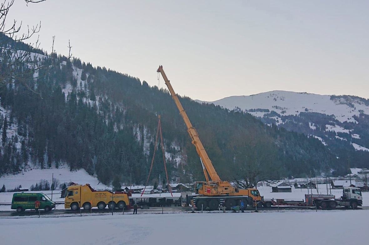 Dann wurde der Lastwagen mit Hilfe eines Krans und eines Speziallastwagens gebor...