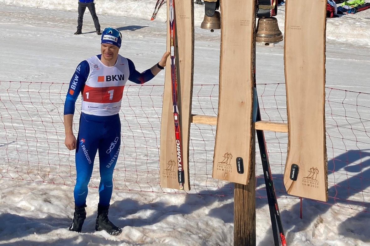 Dario Cologna hängt seinen Atomic Rennski an den Sparenmoos Nagel.