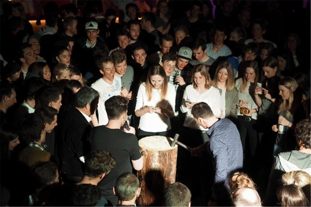 Dario Cologna versuchte auch beim «Nageln» der Schnellste zu sein.