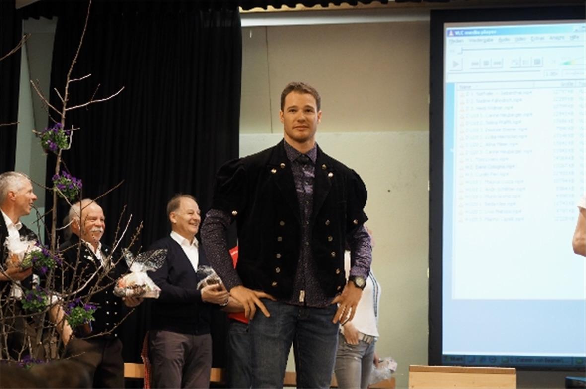 Dario Cologna versuchte sich auf traditionell zu kleiden