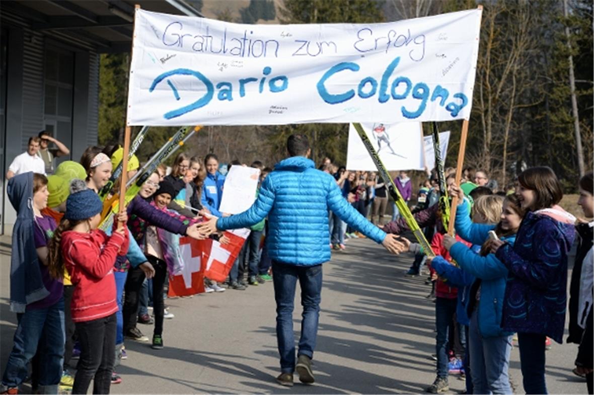 Dario Colonga darf zum Empfang in Zweisimmen das Spalier der etwa 300 Schülerinnen und Schüler durchschreiten. Danach gibt der Olympiasieger unzählige Autogramme.
