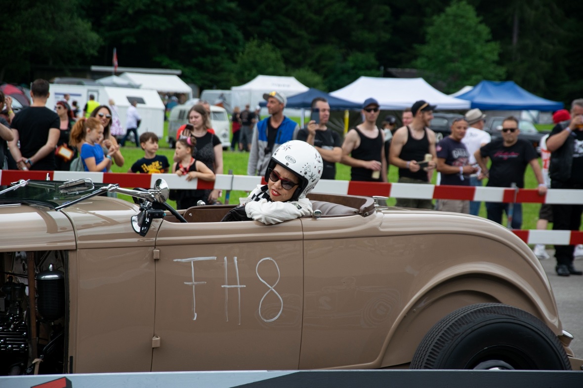 Das 1 / 8-Mile-Rennen über die Start- und Landebahn des Flugplatzes stellte Fahr...