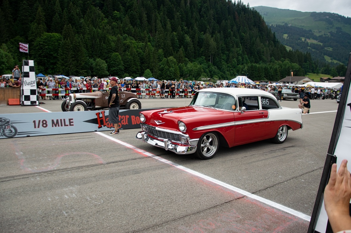 Das 1 / 8-Mile-Rennen über die Start- und Landebahn des Flugplatzes stellte Fahr...
