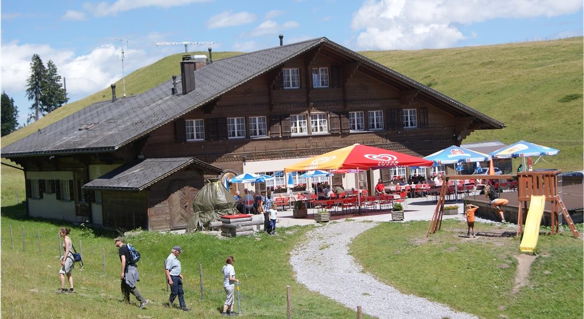 Berghotel Sparenmoos GmbH sucht neuen Eigentümer und auch in Zweisimmen kommt es zu Wirtewechseln Das 1981 erstellte Berghotel im wunderschönen Langlauf- und Wanderzentrum Sparenmoos über Zweisimmen steht samt seinen Nebenbetrieben zum Verkauf.