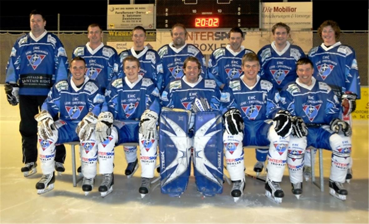 Das 3.Liga-Team des EHC Lenk-Zweisimmen: hinten v.l.n.r.: Mario Ginggen (Coach), Matthias Boschung, Stefan Beetschen, Lorenz Thüring, Sandro Walker, Patrik Perren, Eric Wälti; vorne v.l.n.r.: Martin Rufener, Roger Salzmann, Dominic Salzmann, Jürg Thierstein, Lukas Walker.Es fehlen: Sebastian+Andreas Loibl, Florian+Kevin+Christoph Perren, David Sahli, Joël Wälti, Raphael Wenger, Silvio Zeller.