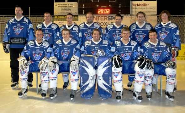 Das 3.Liga-Team des EHC Lenk-Zweisimmen: hinten v.l.n.r.: Mario Ginggen (Coach), Matthias Boschung, Stefan Beetschen, Lorenz Thüring, Sandro Walker, Patrik Perren, Eric Wälti; vorne v.l.n.r.: Martin Rufener, Roger Salzmann, Dominic Salzmann, Jürg Thierstein, Lukas Walker.Es fehlen: Sebastian+Andreas Loibl, Florian+Kevin+Christoph Perren, David Sahli, Joël Wälti, Raphael Wenger, Silvio Zeller.