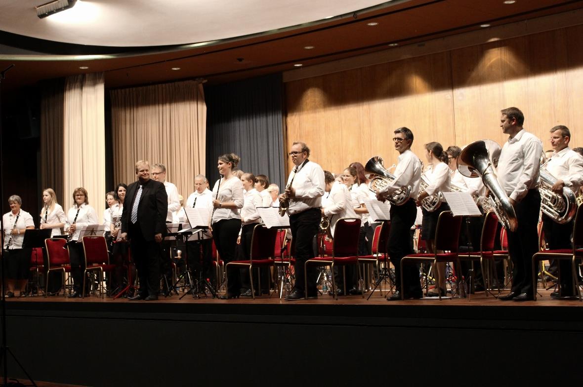 Das 50-köpfige Musikkorps beim abwechslungsreichen Abschlusskonzert der Oberländischen Bläserwoche im Kursaal Interlaken.