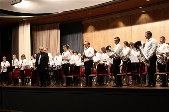 Das 50-köpfige Musikkorps beim abwechslungsreichen Abschlusskonzert der Oberländischen Bläserwoche im Kursaal Interlaken.