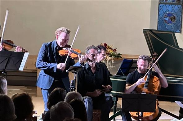 Das AIR Ensemble mit Daniel Hope strömt echte Freude am gemeinsamen Musizieren aus.