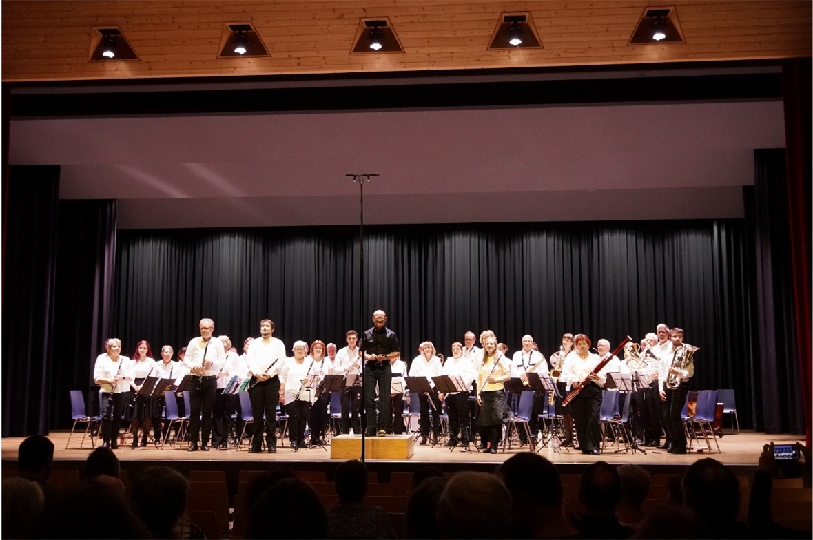Das Ad-hoc-Orchester trat im Lötschbergsaal in Spiez auf.