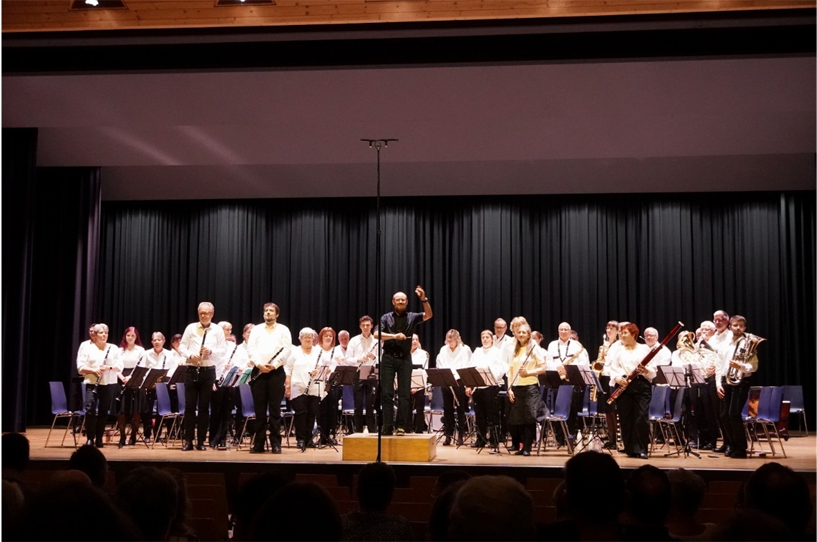 Das Ad-hoc-Orchester trat im Lötschbergsaal in Spiez auf.