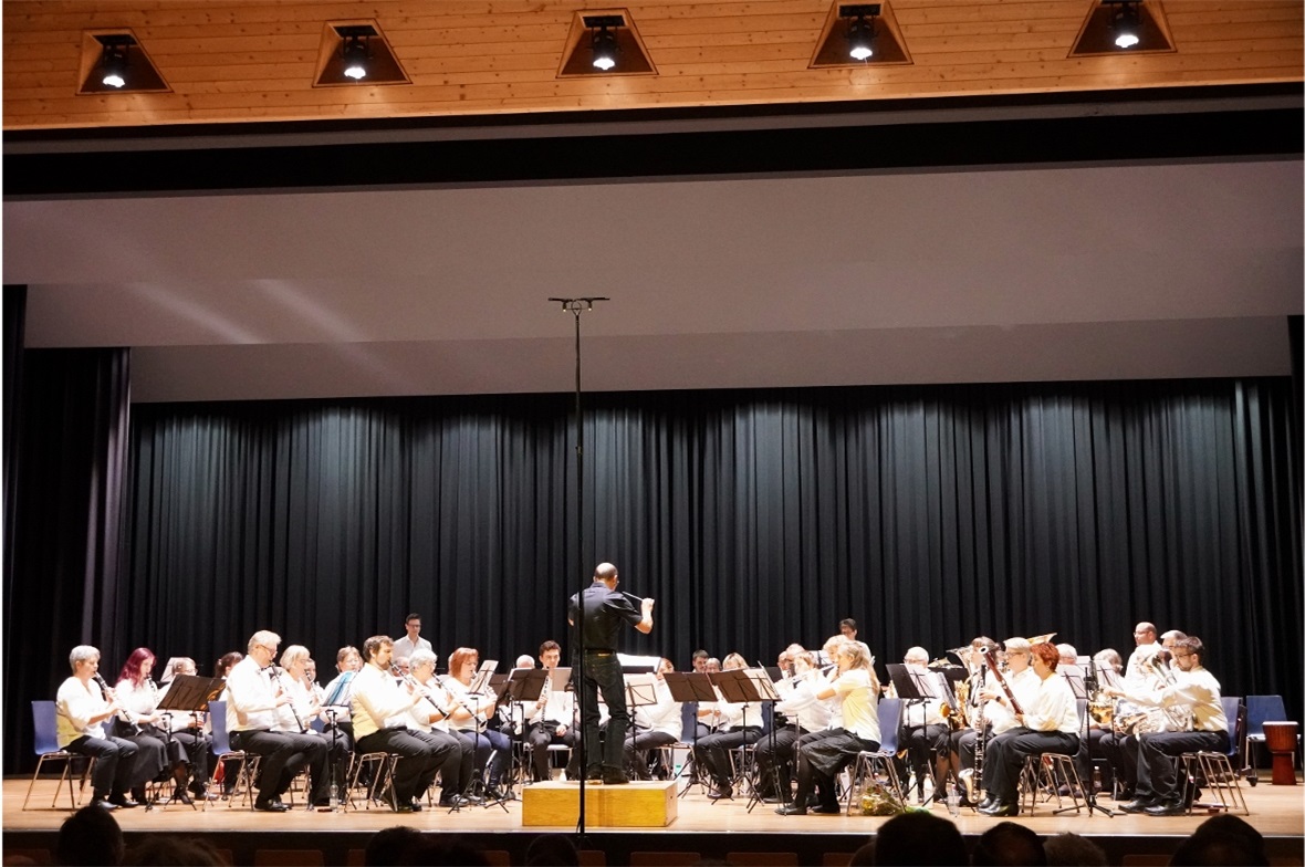 Das Ad-hoc-Orchester trat im Lötschbergsaal in Spiez auf.