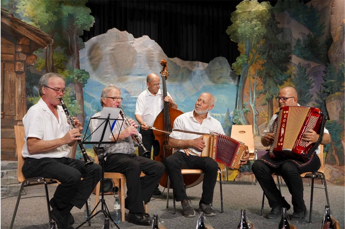 Das Ämmitaler Ländlerquintett Eggiwil mit Ernst Grosssenbacher auf der Klarinett...