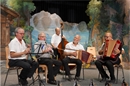 Das Ämmitaler Ländlerquintett Eggiwil mit Ernst Grosssenbacher auf der Klarinett...