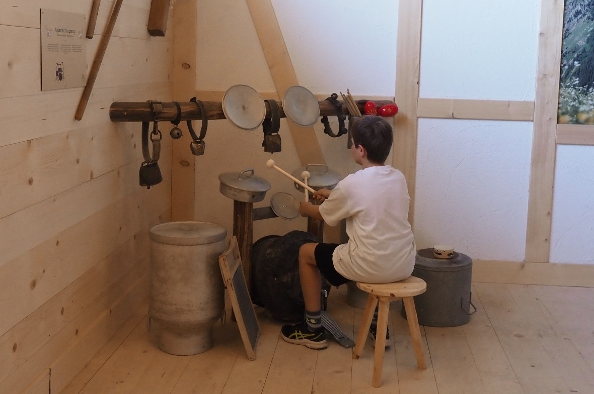 Das Alpen-Schlagzeug in «Olgas Kuhstall» auf dem Rinderberg, Zweisimmen.