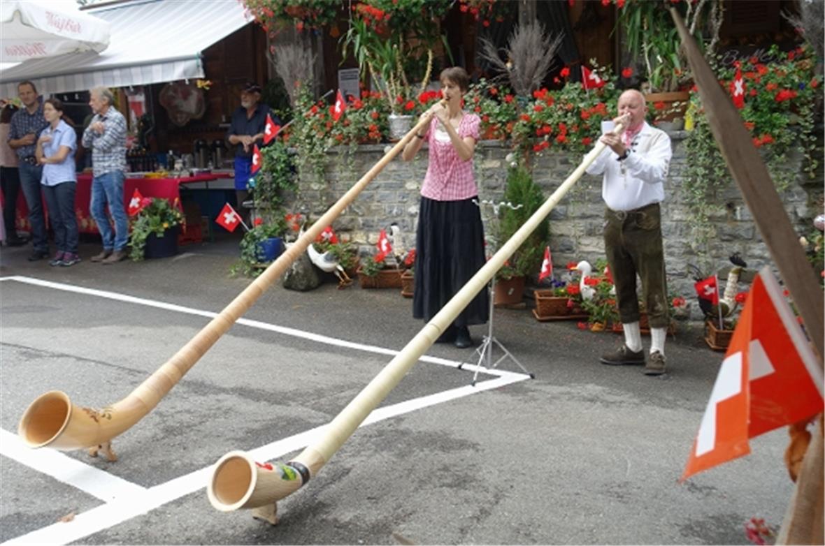 Das Alphornduo Lokruef sowie die Jungjodlergruppe Lenk-Matten-St. Stephan umrahm...