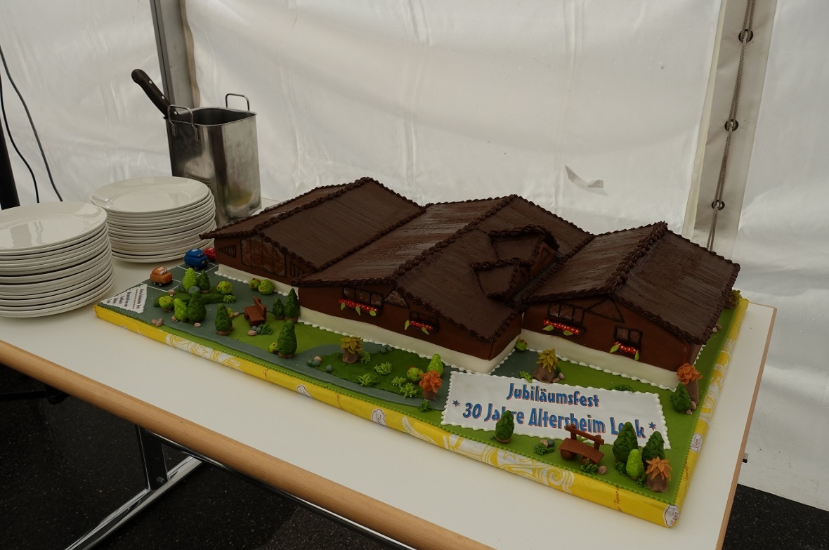 Das Altersheim in herrlicher Buttercreme-Tortenform.