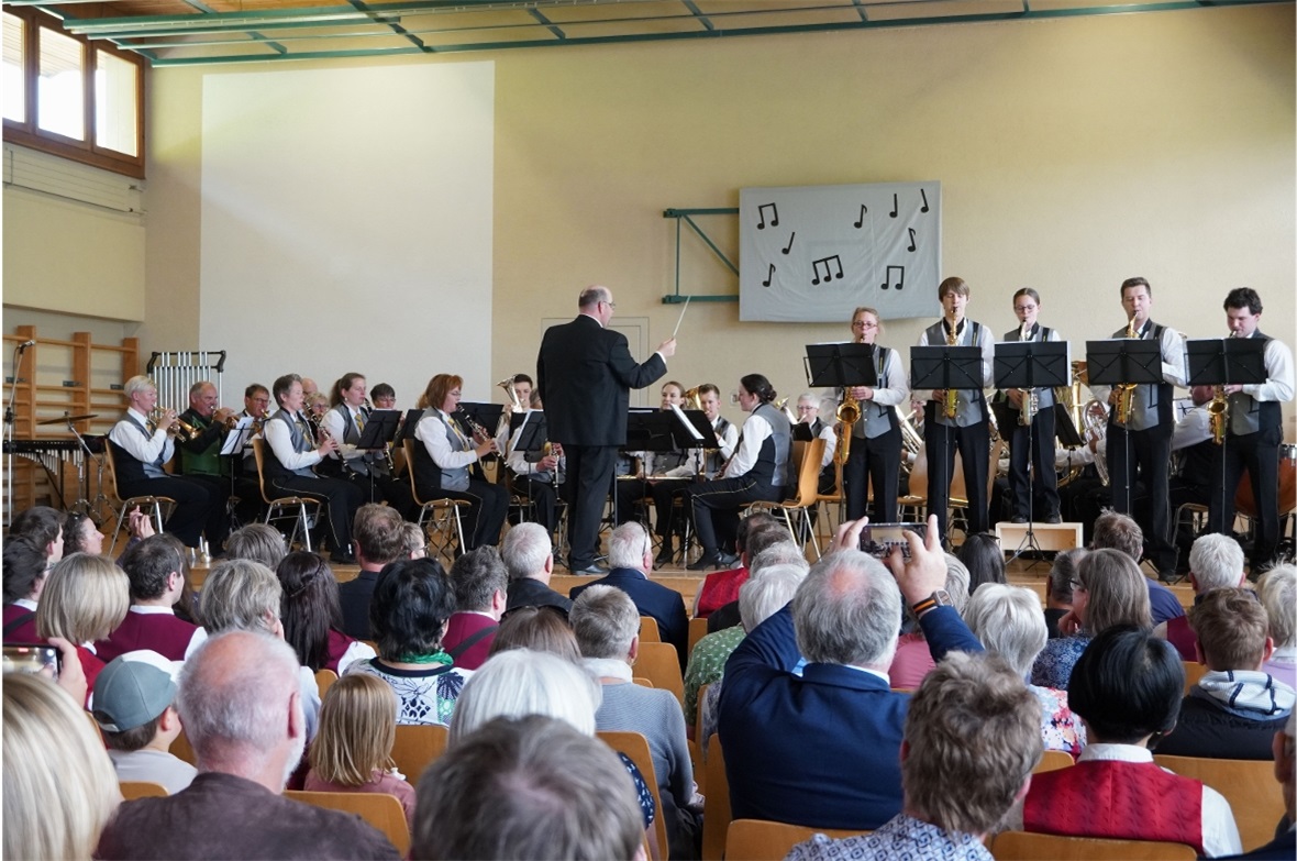 Das Altsaxophon-Register der MG Zweisimmen in „Singin‘ Sax“ von Fred Waldmann.