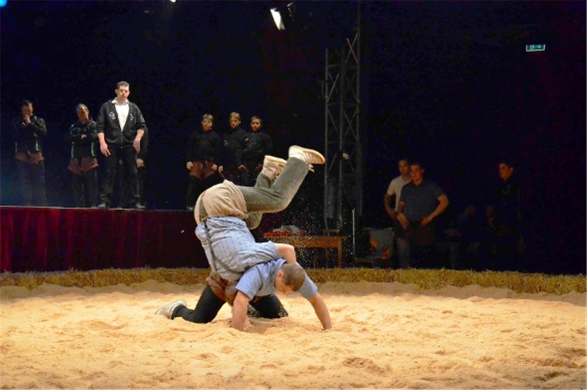 Das Aufwärmen der muskulösen Schwingerkörper ist Pflicht. Kameradschaftliche Auf...