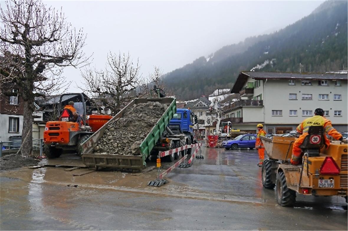 Das Aushubmaterial von der Sohle-Tieferlegung der kleinen Simme wird mittels Vie...