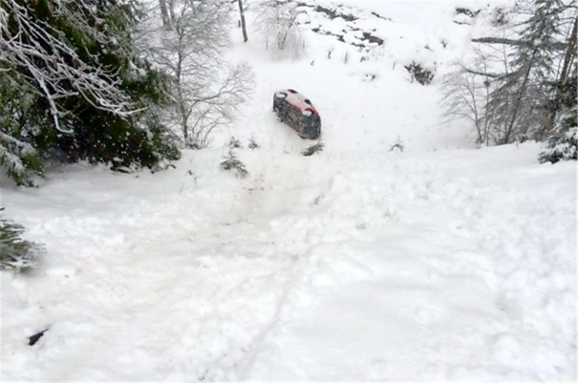 Das Auto kam im Simmengraben auf der Seite liegend zum Stillstand.