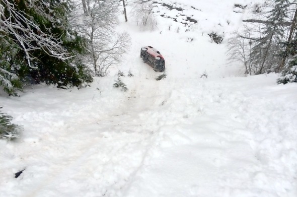 Das Auto kam im Simmengraben auf der Seite liegend zum Stillstand.
