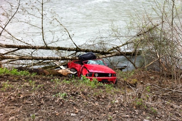 Das Auto kam nach dem Unfall an der Uferböschung der Simme zum Stillstand.
